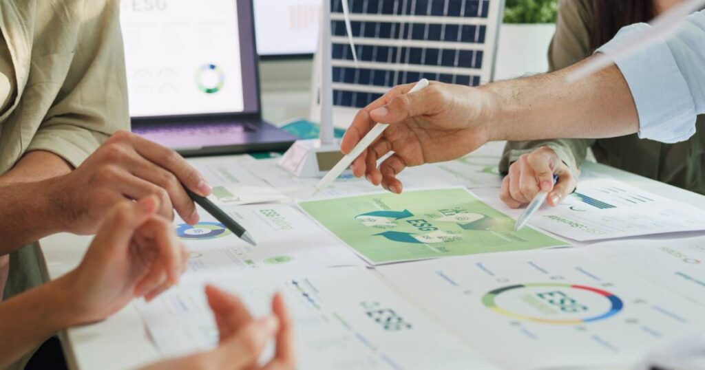 Personnes travaillent sur le fait d'économiser de l'énergie au bureau