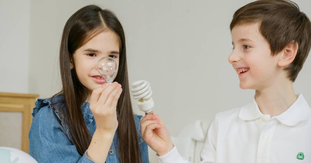 Enfants réfléchissant à l'énergie