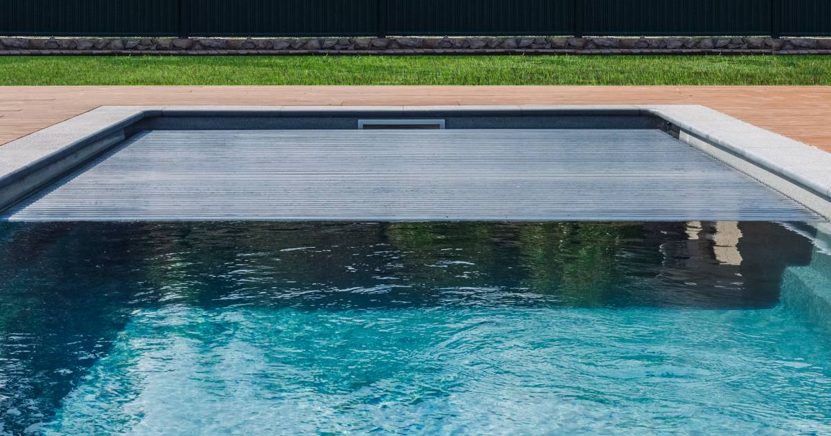 une couverture solaire pour piscine