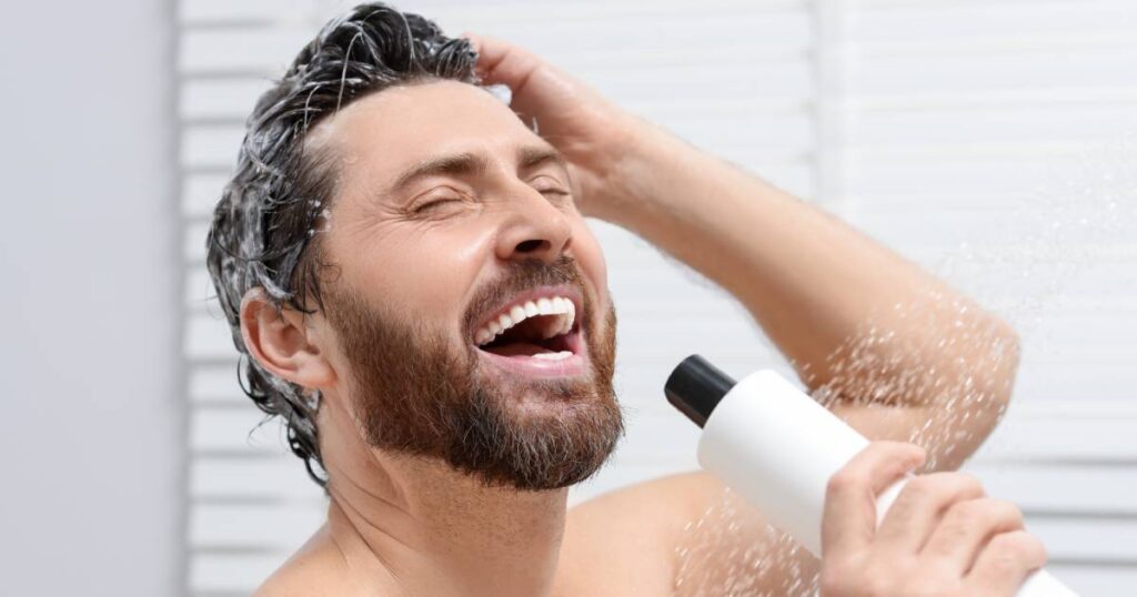 homme prenant une douche