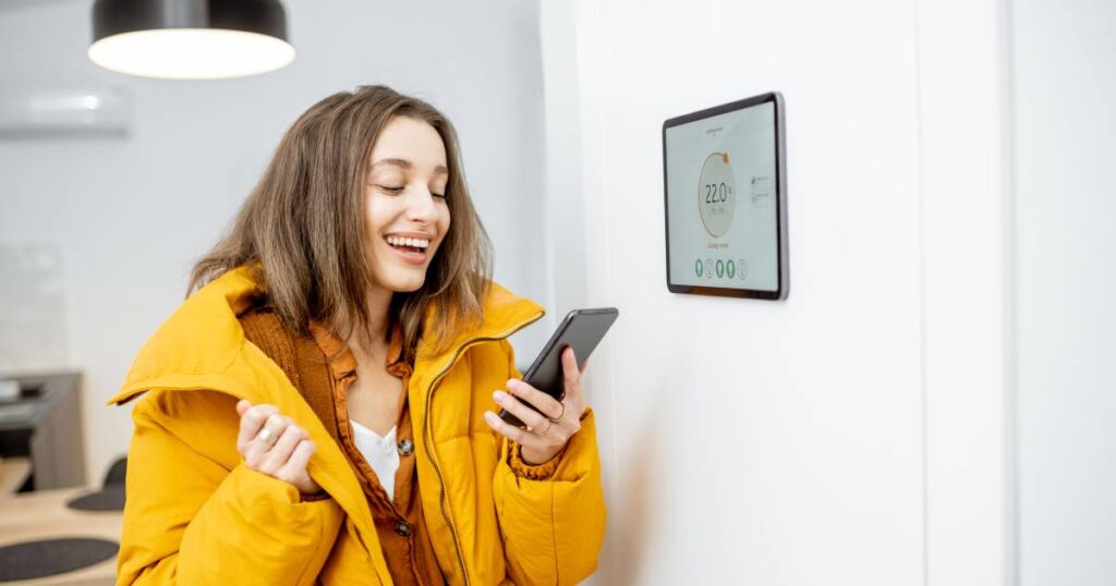 une femme heureuse d'avoir chaud